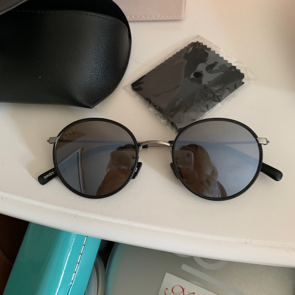 Diff black round sunglasses